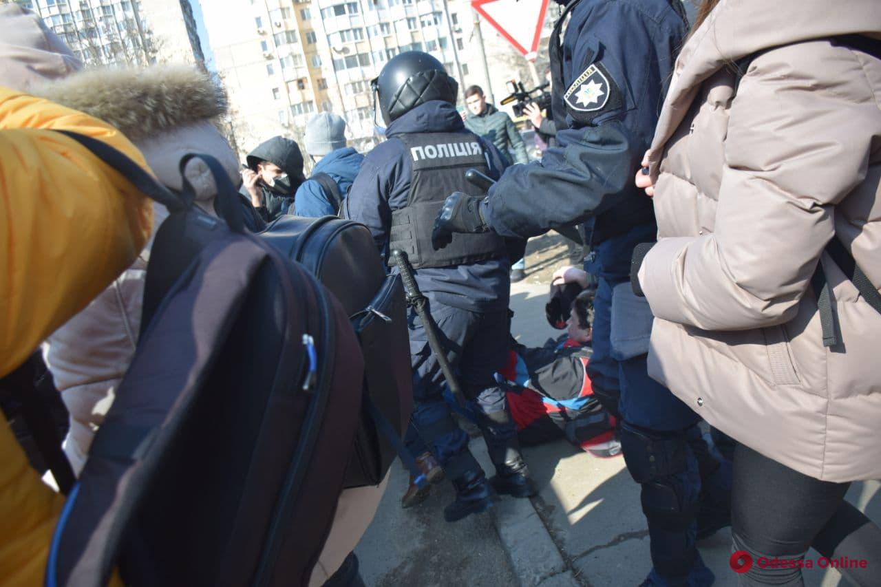 Активисты блокировали автобус, на котором Стерненко увозили из суда в СИЗО (фото)