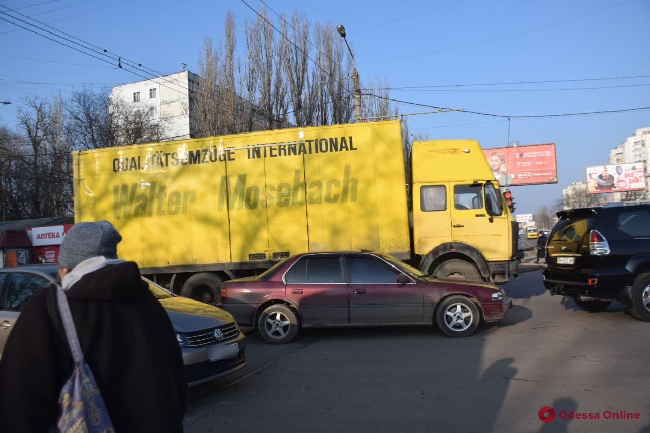 На поселке Котовского из-за сломавшегося грузовика не ходят трамваи