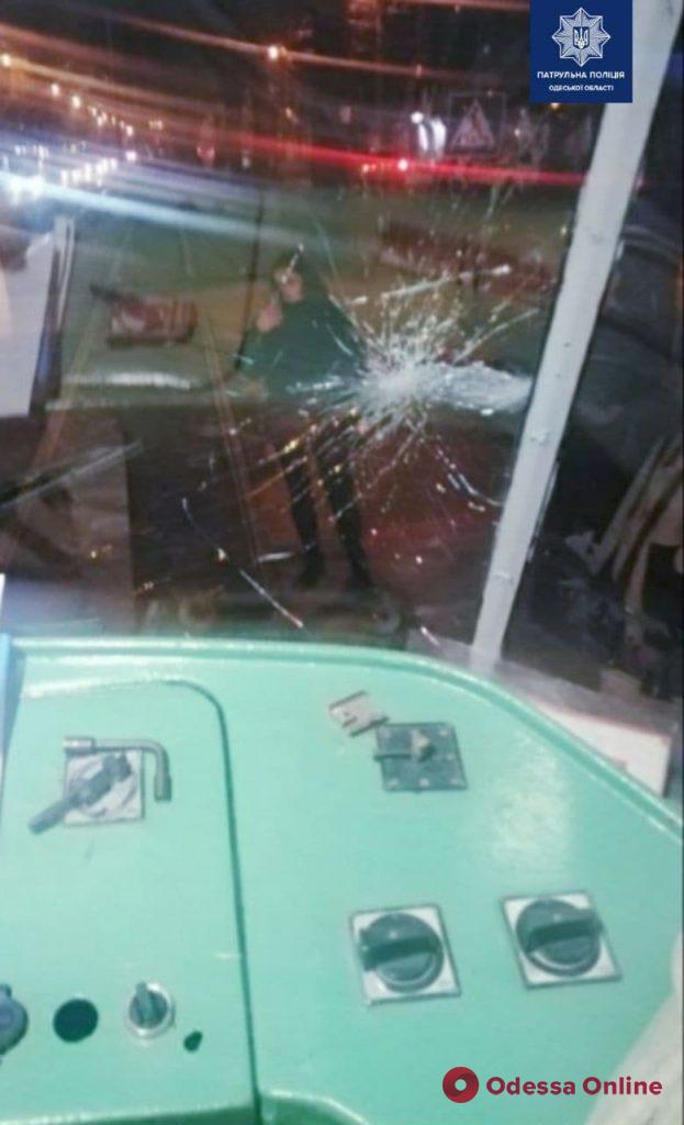 В Одессе неадекват разбил лобовое стекло трамвая