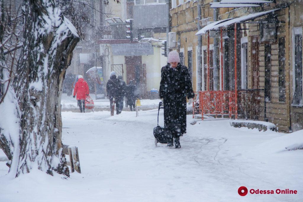 Налипание мокрого снега, гололед и сильные порывы ветра: в понедельник одесситов ожидает ухудшение погоды