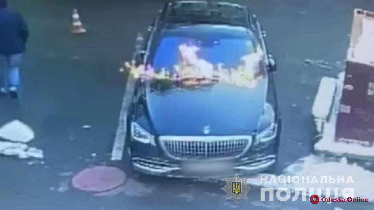 В Одессе задержали поджигателей автомобиля Mercedes-Benz Maybach