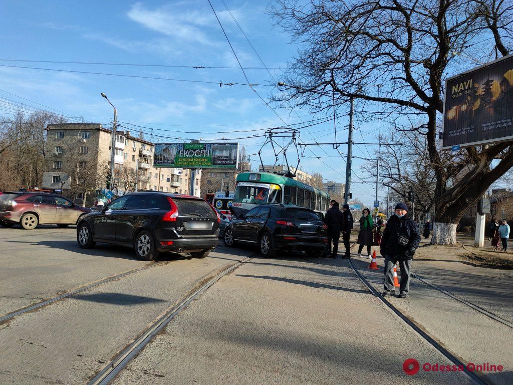 На Люстдорфской дороге столкнулись Infiniti и трамвай (фото, обновлено)