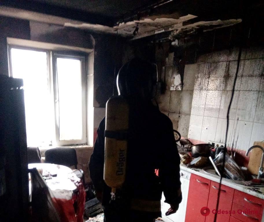 На поселке Котовского тушили пожар в многоэтажке