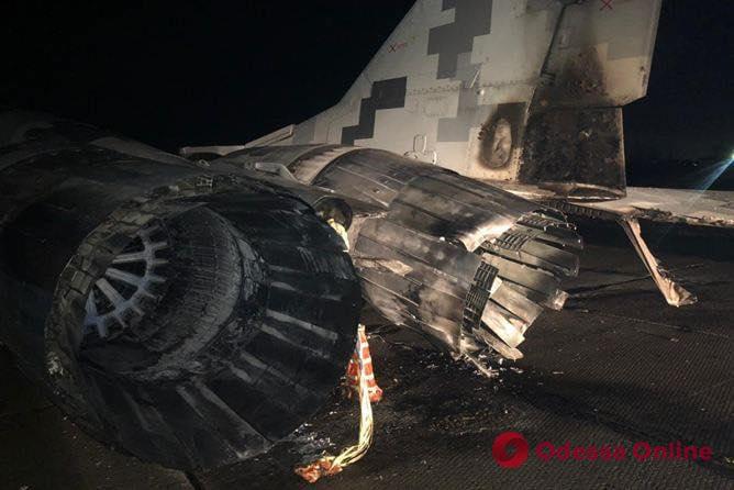 Под Киевом пьяный капитан ВСУ на «Фольксвагене» врезался в самолет