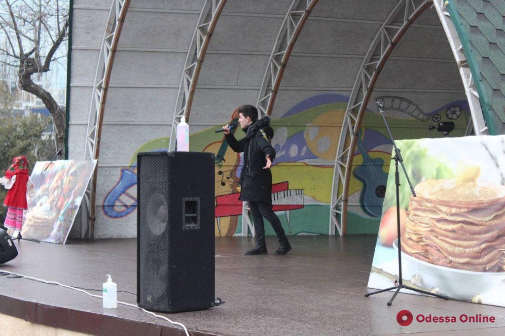 Масленица: в парке Шевченко для одесситов устроили концерт и угощали блинами с вареньем