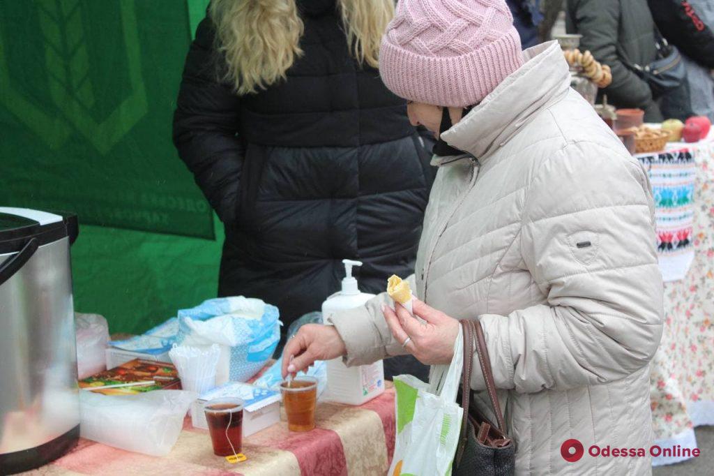 Масленица: в парке Шевченко для одесситов устроили концерт и угощали блинами с вареньем