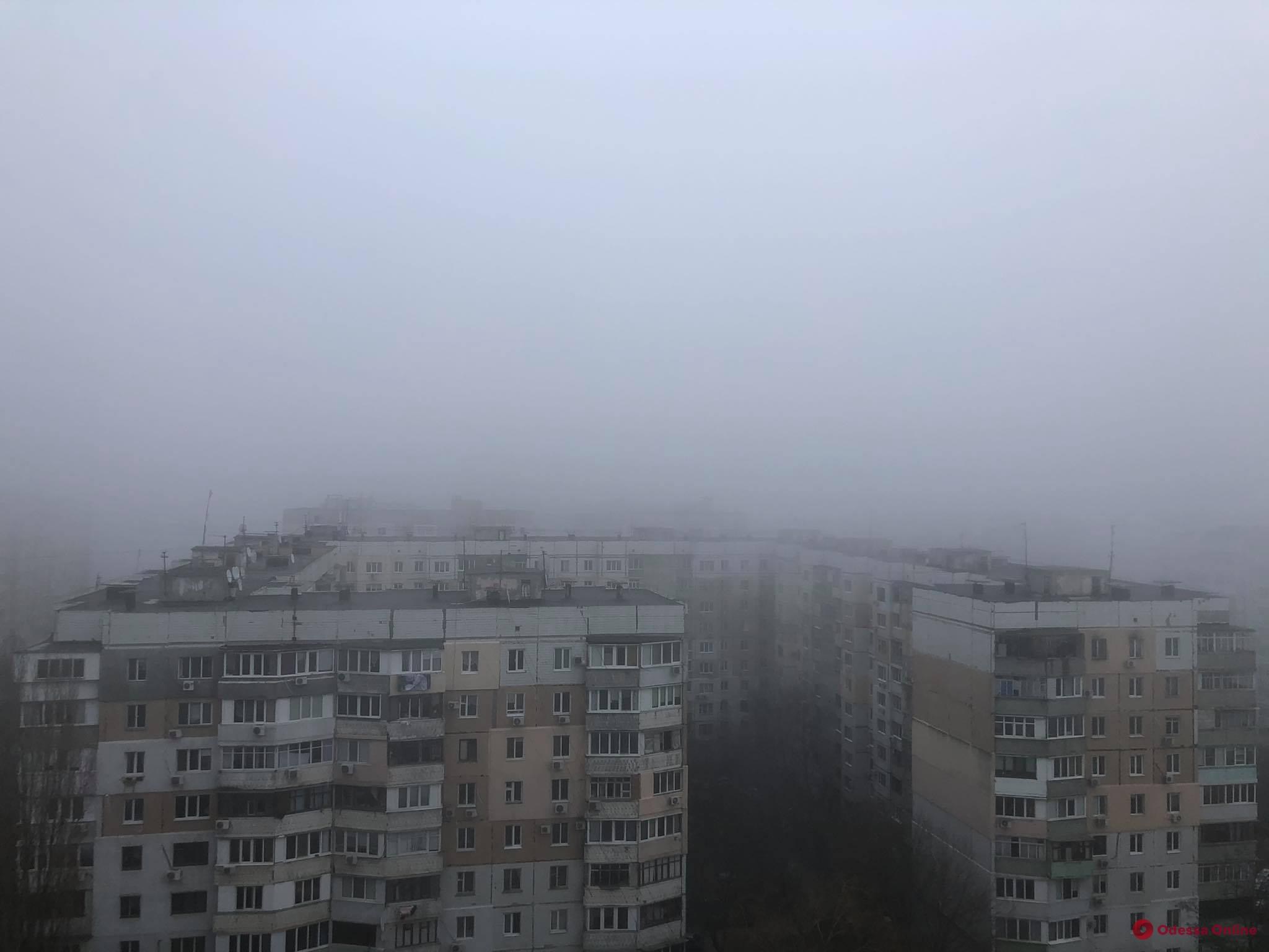 Одессу окутал густой туман (фото)