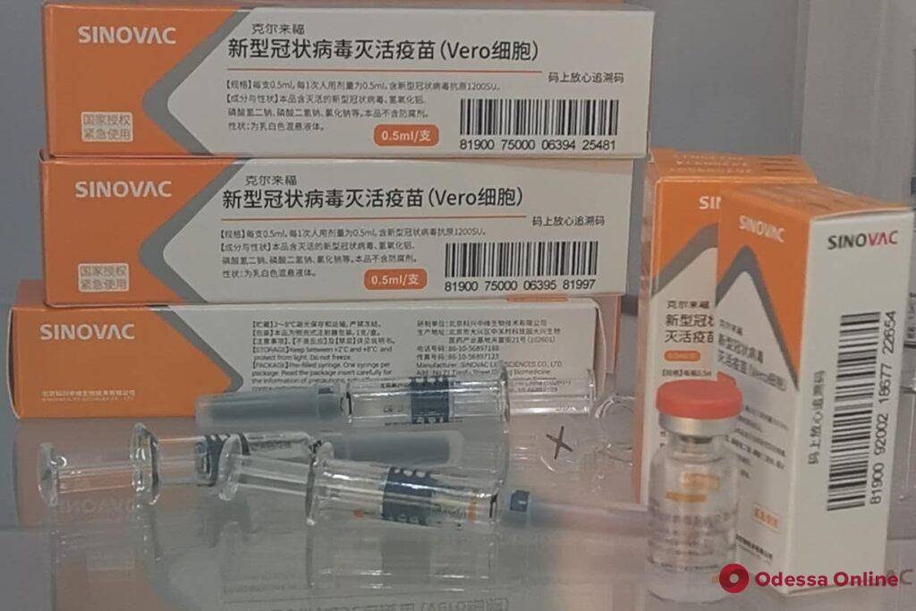 В Украину отправили первую партию китайской вакцины от коронавируса