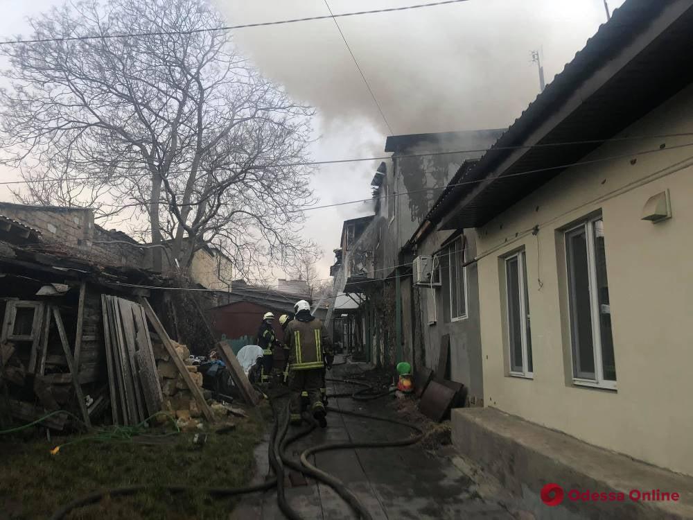 В Одессе на Бугаевке тушили пожар в двухэтажном жилом доме