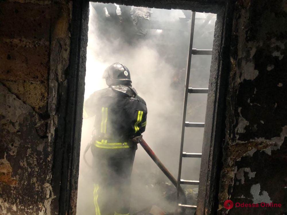 В Одессе на Бугаевке тушили пожар в двухэтажном жилом доме