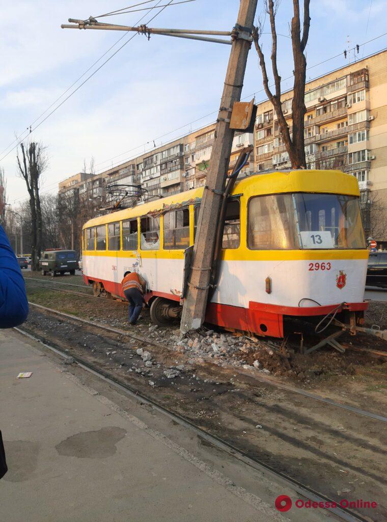 В Одессе трамвай сошел с рельсов и влетел в столб (фото, видео, обновлено)