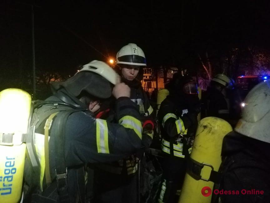 На Адмиральском проспекте тушили пожар в подвале пятиэтажки – жильцов эвакуировали