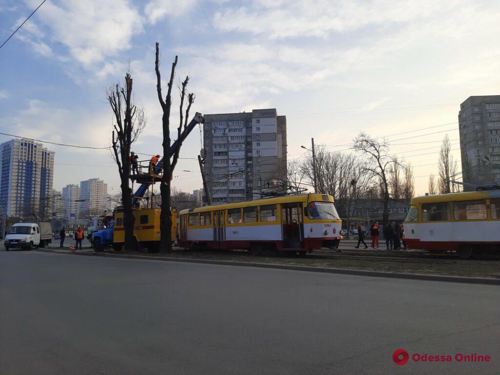 В Одессе трамвай сошел с рельсов и влетел в столб (фото, видео, обновлено)