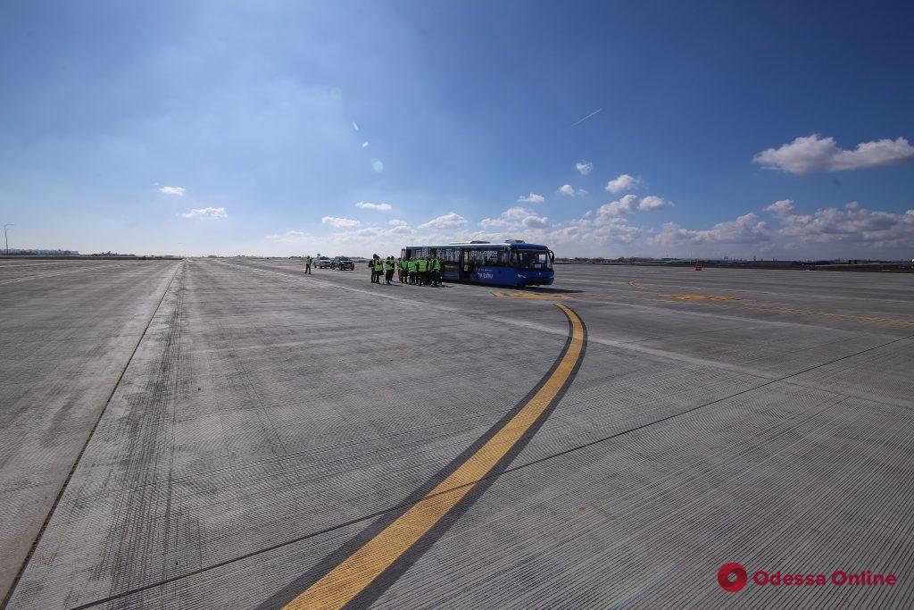 «Мы ждем качественных и современных услуг», — мэр Одессы провел выездное совещание в аэророрту
