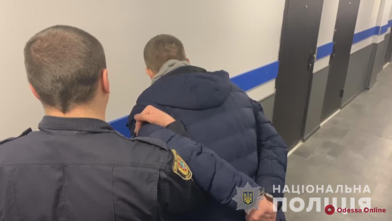 Полиция задержала одессита, который ограбил продавщицу магазина на поселке Котовского