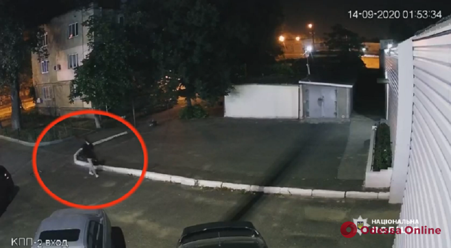 В Одессе поймали 20-летнего поджигателя авто Mitsubishi Lancer (видео)