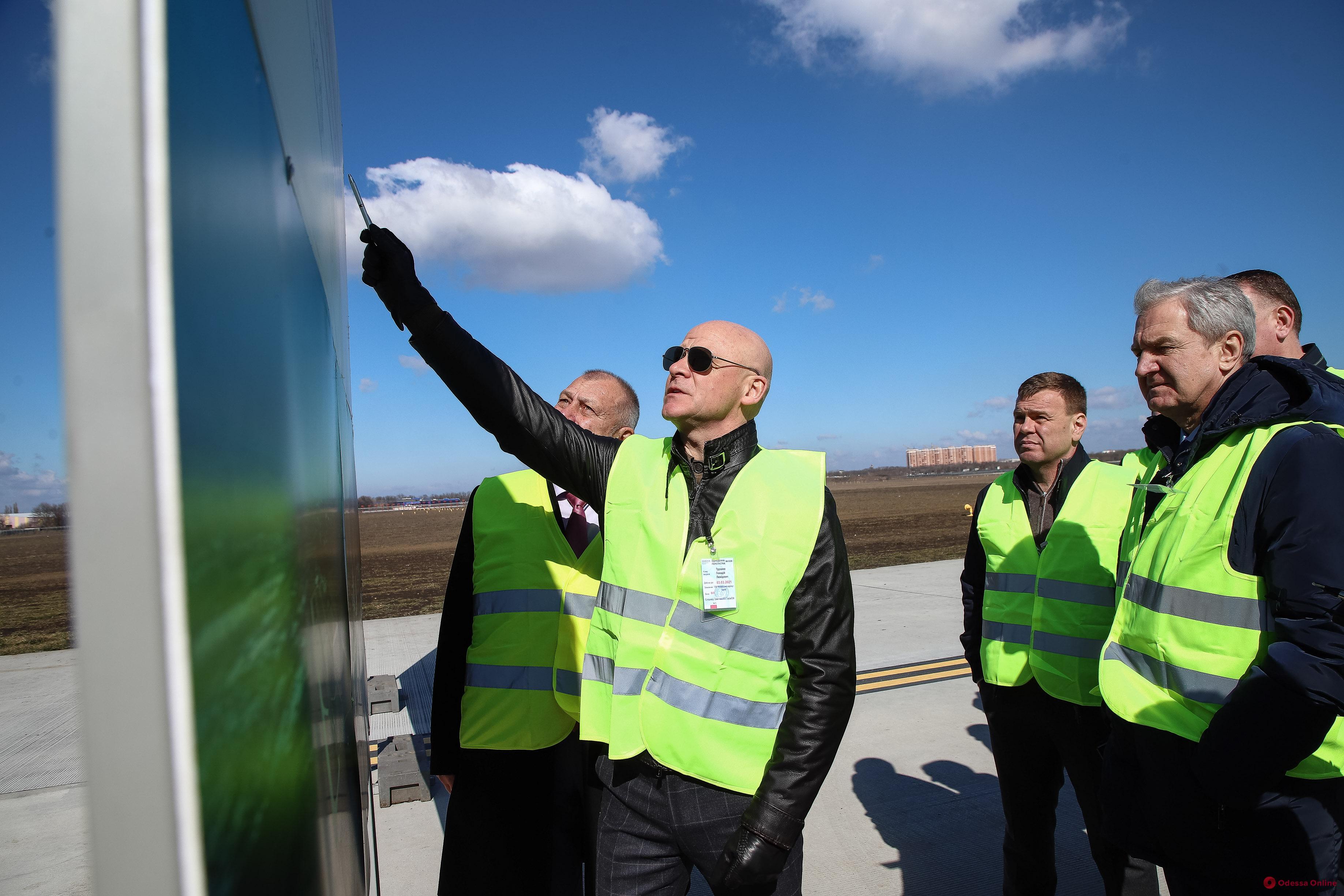 «Мы ждем качественных и современных услуг», — мэр Одессы провел выездное совещание в аэророрту