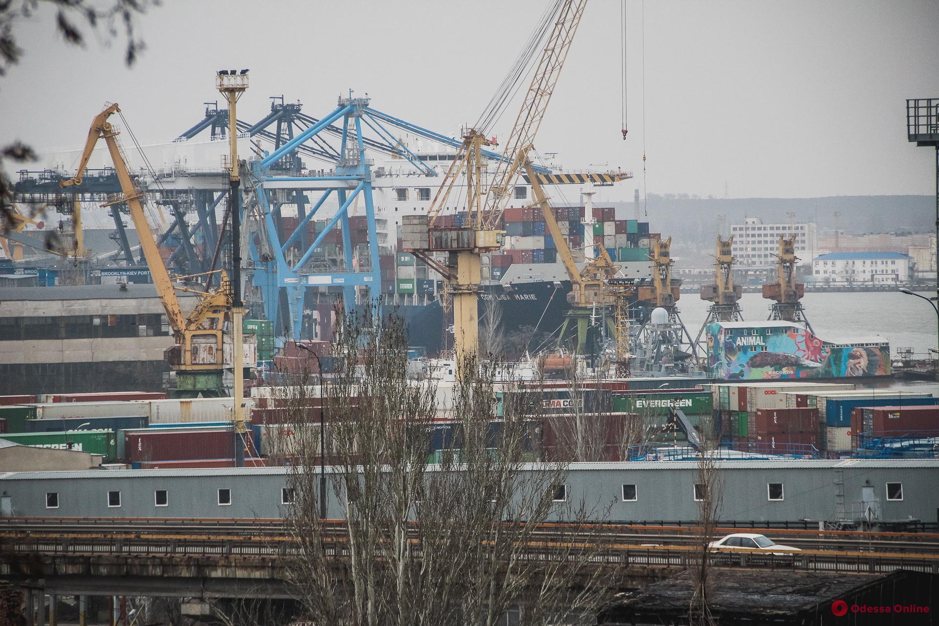 Из-за агрессии РФ в портах Одесской области заблокировано 39 судов под флагами 14 стран