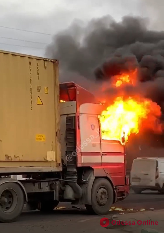 В Авангарде загорелась фура – пострадал водитель (видео)