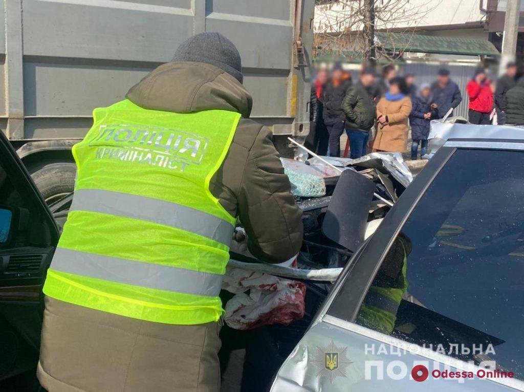 В Одесской области легковушка въехала в припаркованный грузовик – двое погибших (обновлено)