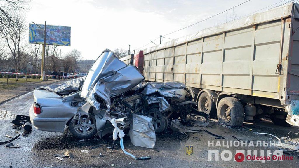 В Одесской области легковушка въехала в припаркованный грузовик – двое погибших (обновлено)