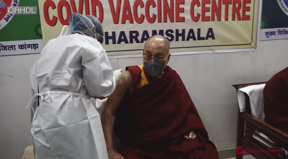 Такую закупили для украинцев: Далай-лама вакцинировался Covishield (видео)