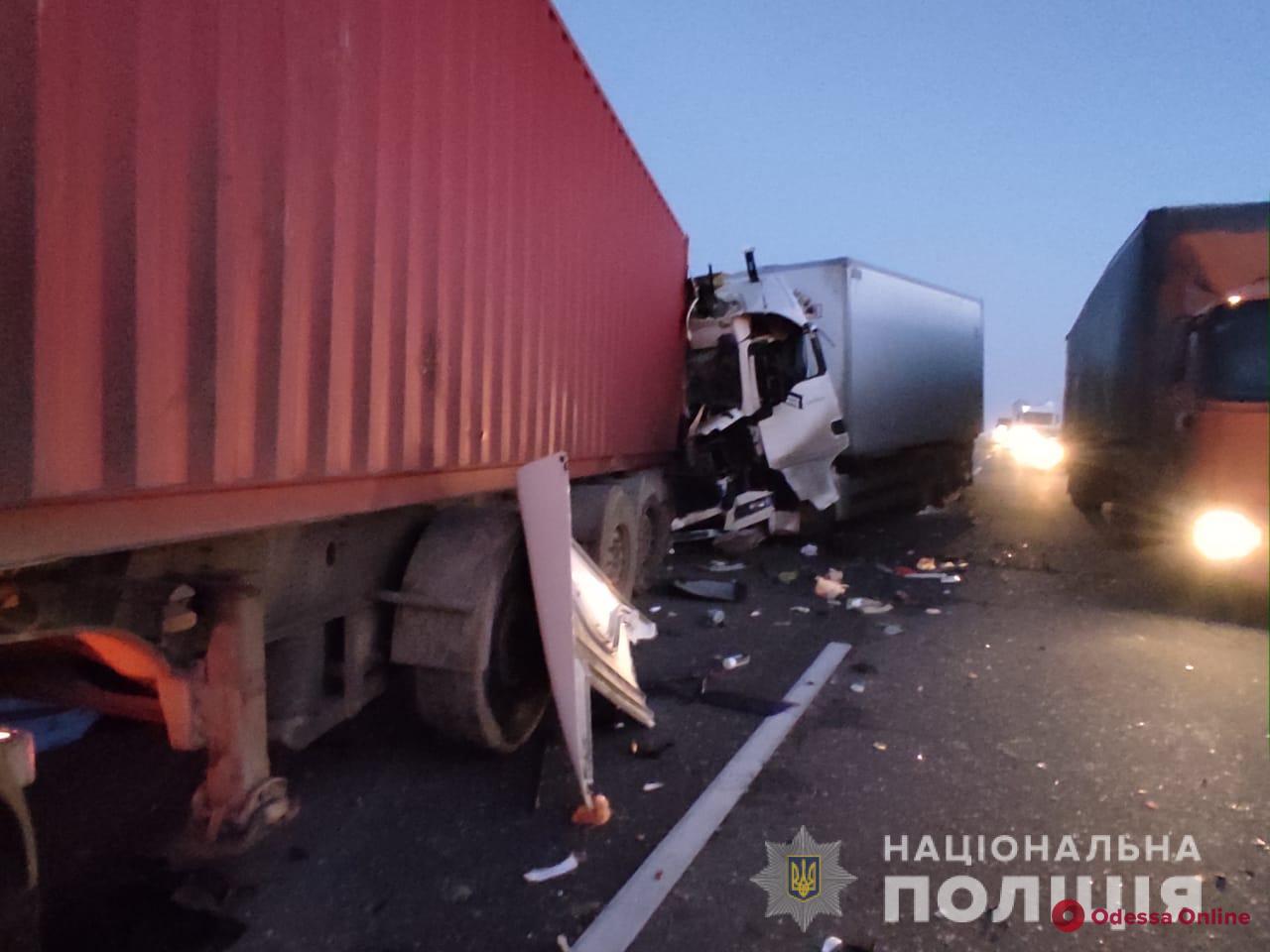 На трассе Одессе-Киев столкнулись два грузовика — есть погибший