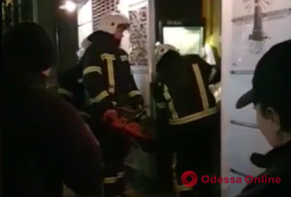 В Одессе владелец кафе с сыном напали на полицейских и закрылись в заведении – дверь пришлось вскрывать (видео)