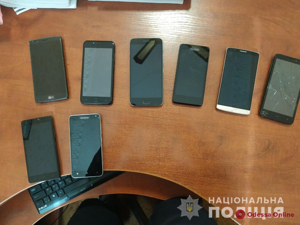 В Одессе поймали двух карманников, которые украли 18 телефонов
