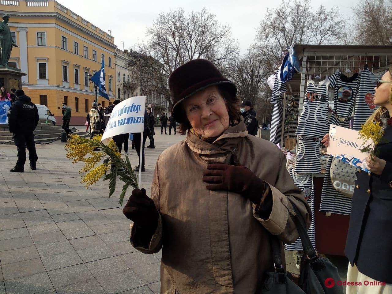 В Одессе активисты пытались сорвать женский марш — произошла потасовка (фото, видео)