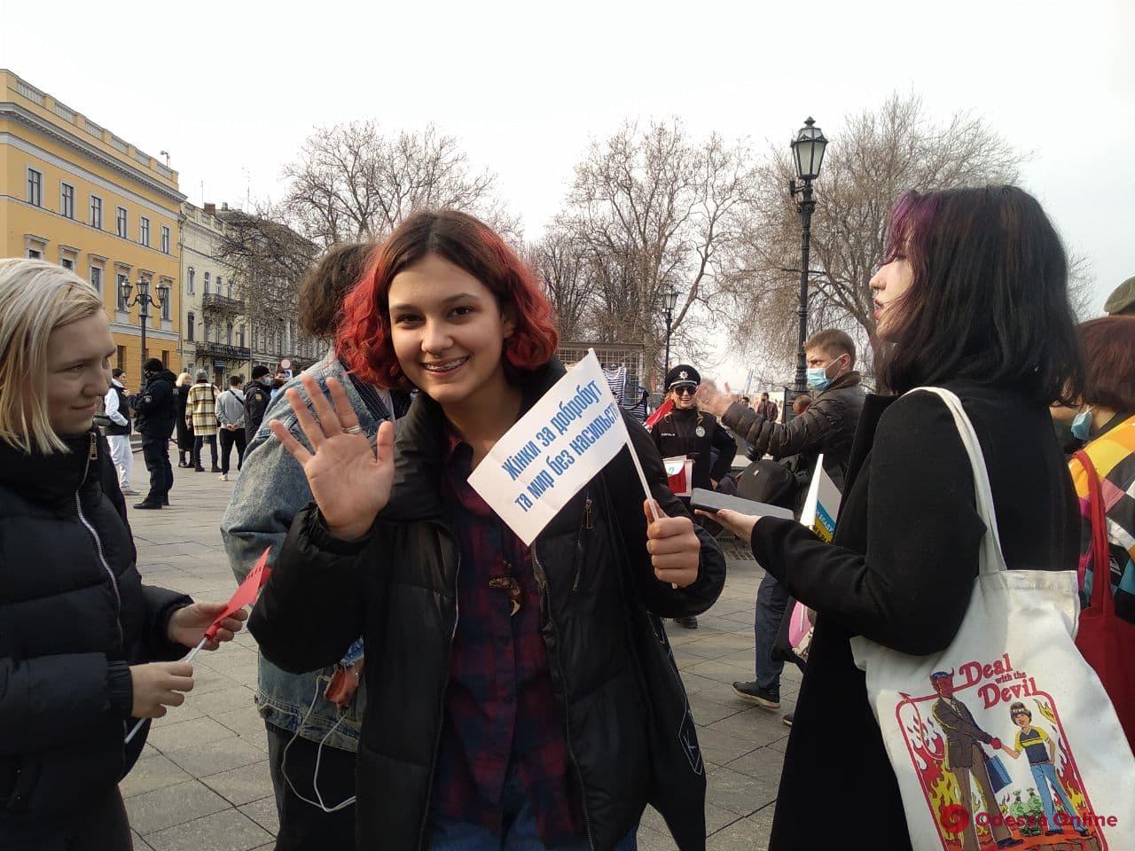 В Одессе активисты пытались сорвать женский марш — произошла потасовка (фото, видео)