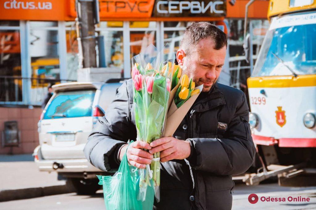 Одесситы с утра спешат поздравить своих женщин с 8 марта (фоторепортаж)