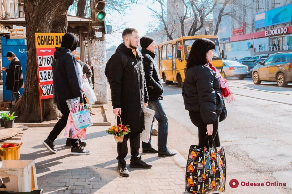 Одесситы с утра спешат поздравить своих женщин с 8 марта (фоторепортаж)