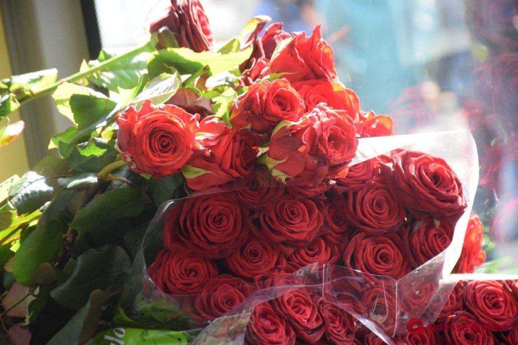 Бесплатный проезд и розы: в Одессе женщин поздравили в троллейбусе (фоторепортаж)