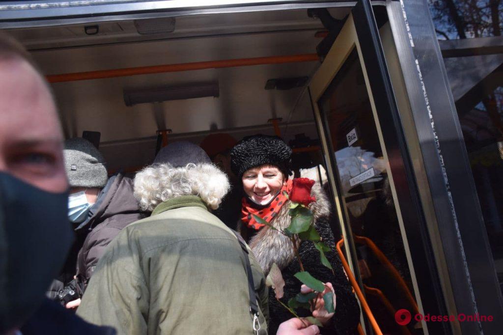 Бесплатный проезд и розы: в Одессе женщин поздравили в троллейбусе (фоторепортаж)