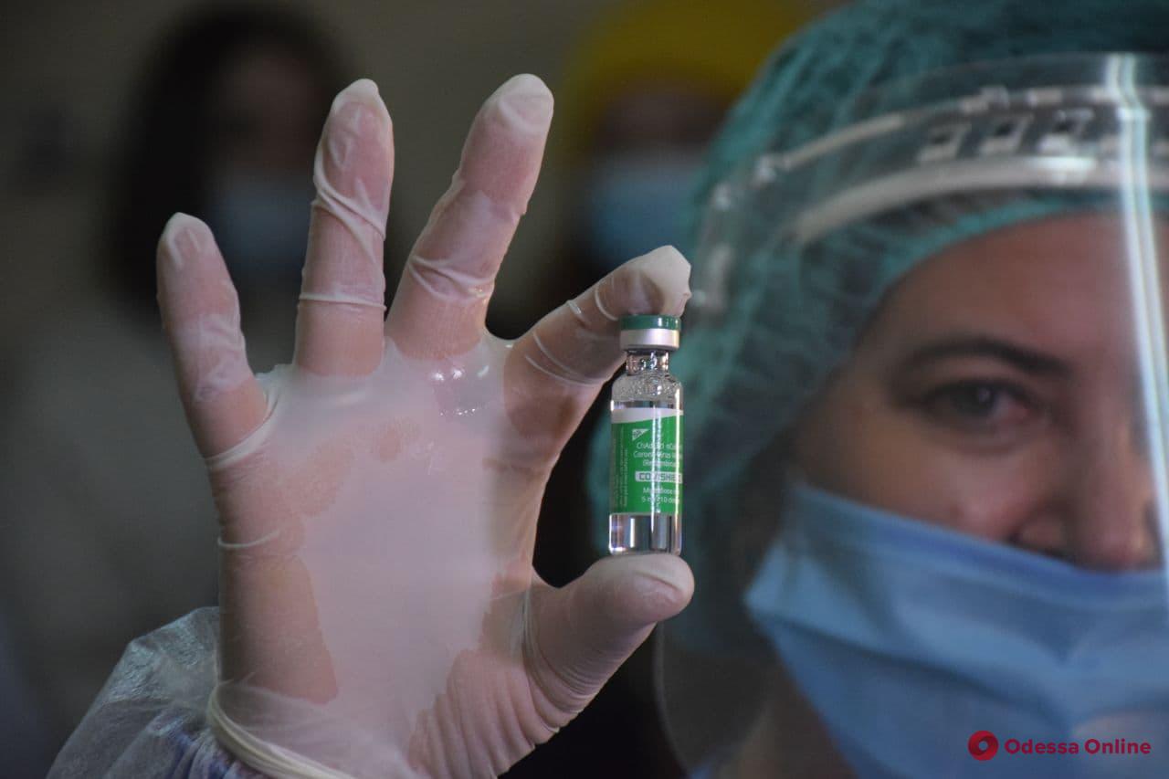 В Украине началась вакцинация от COVID-19 организованных коллективов