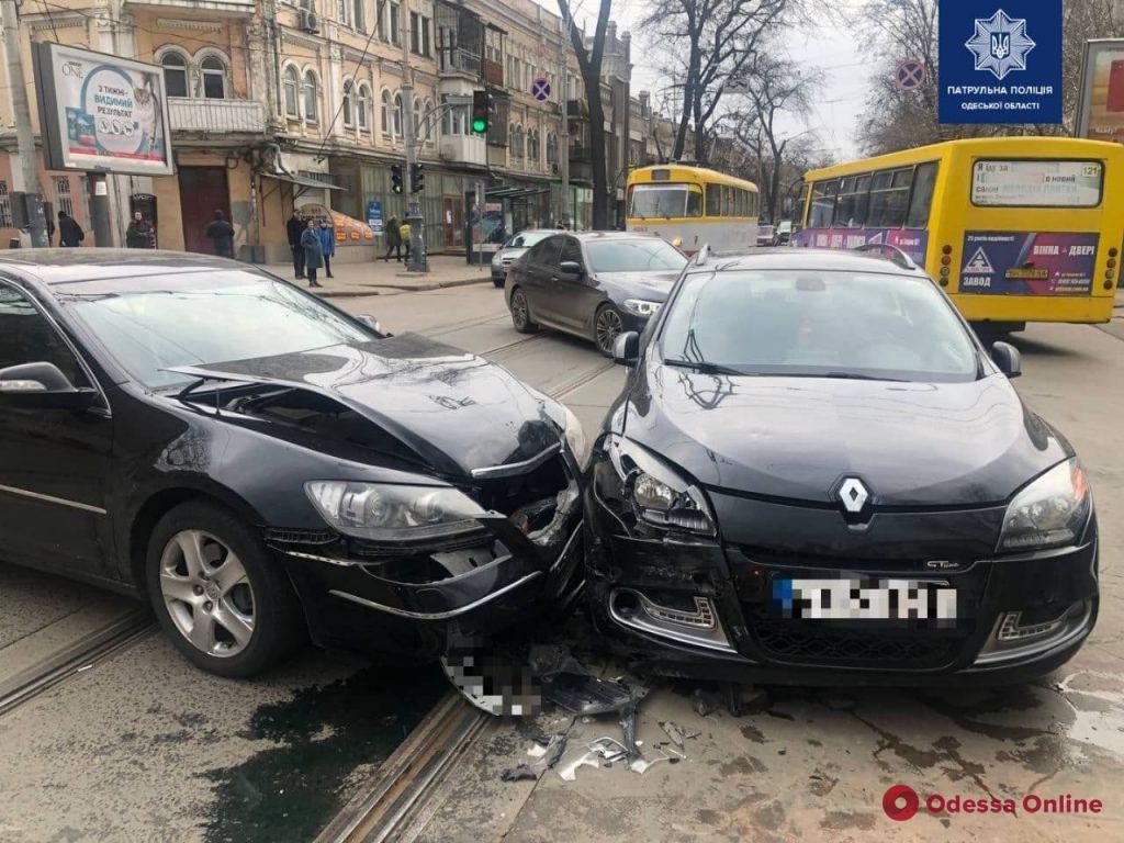 Из-за ДТП в центре Одессы парализовано движение трамваев и троллейбусов (обновлено)