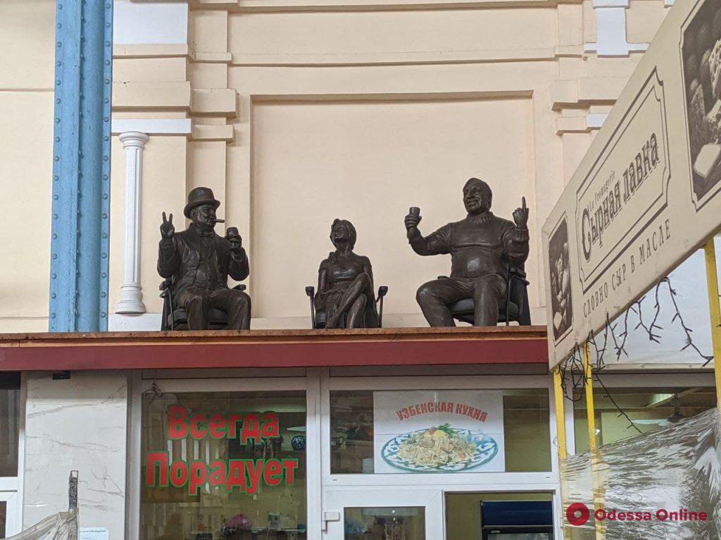 На одесском Новом рынке «поселились» Остап Бендер и Киса Воробьянинов (фото)