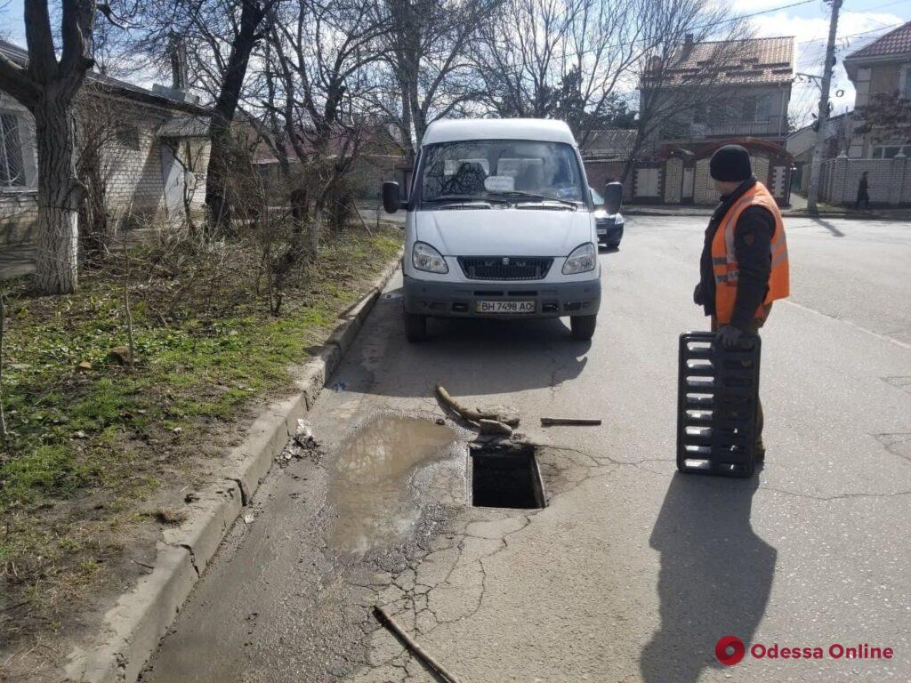 В Одессе неизвестные украли девять чугунных решеток дождеприемников