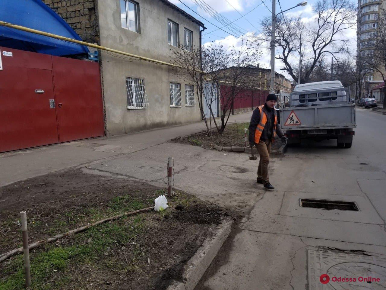 В Одессе неизвестные украли девять чугунных решеток дождеприемников