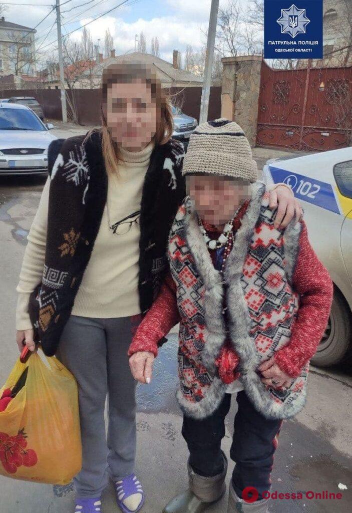 Одесские патрульные вернули домой потерявшуюся пожилую женщину