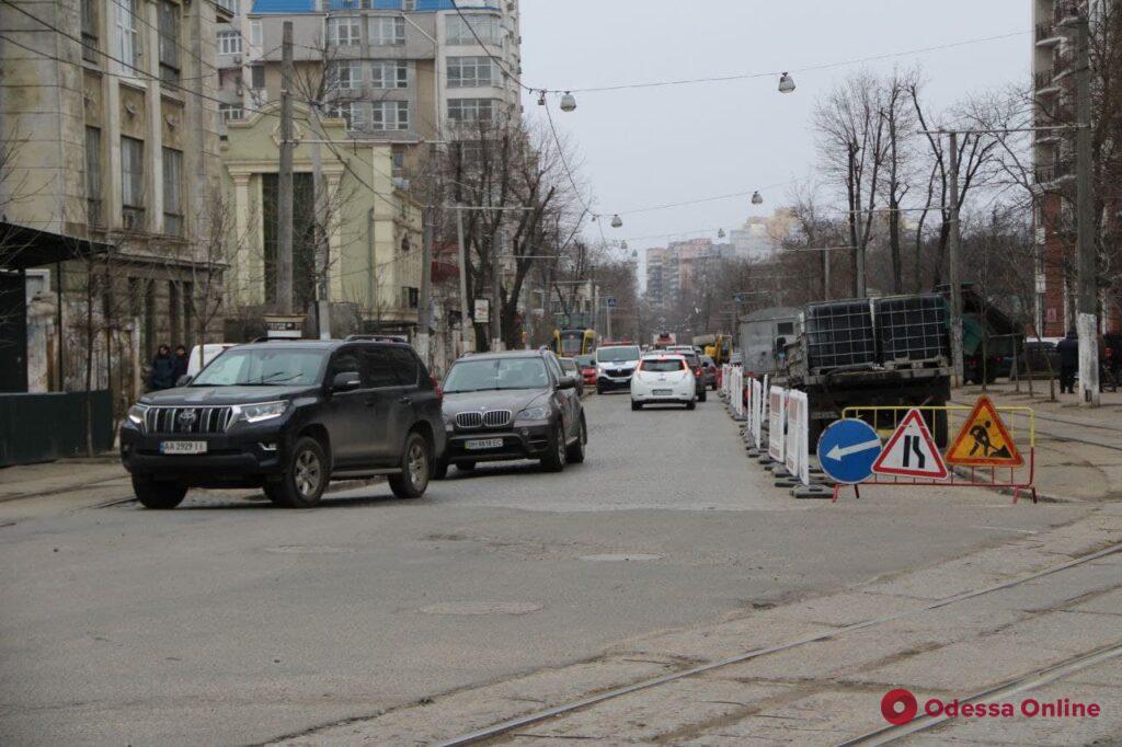 В Одессе на Французском бульваре начался ремонт дорожного покрытия (фото)