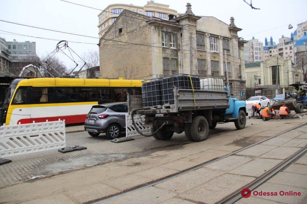 В Одессе на Французском бульваре начался ремонт дорожного покрытия (фото)