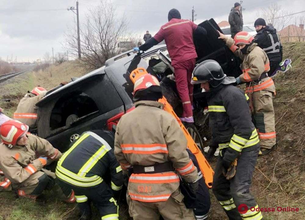 Под Одессой автомобиль слетел в кювет – пострадали два человека