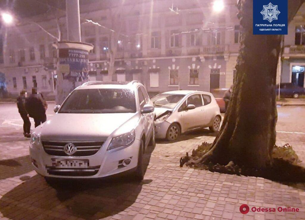 На Пушкинской Mitsubishi врезался в припаркованный Volkswagen