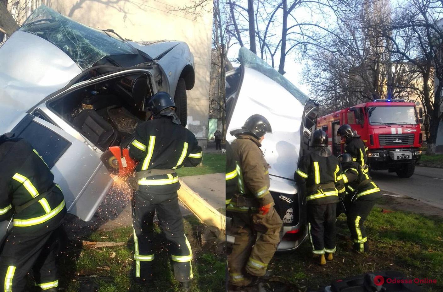 В Одессе легковушка влетела в дерево — водитель в тяжелом состоянии