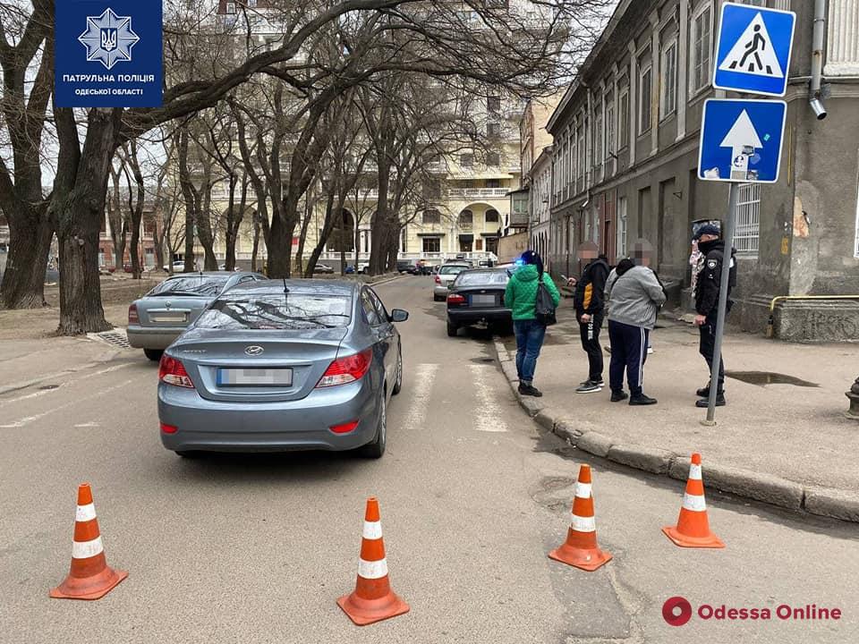 В центре Одессы автомобиль Hyundai на пешеходном переходе сбил трех парней и скрылся