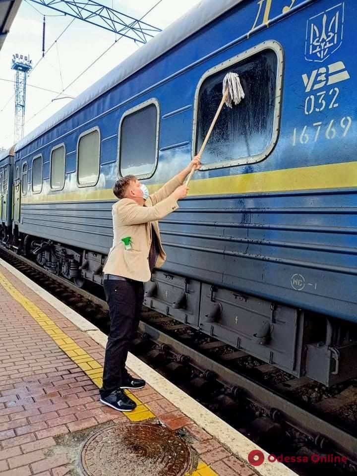 Датчанин купил швабру и помыл грязное окно поезда Измаил – Киев (фото)