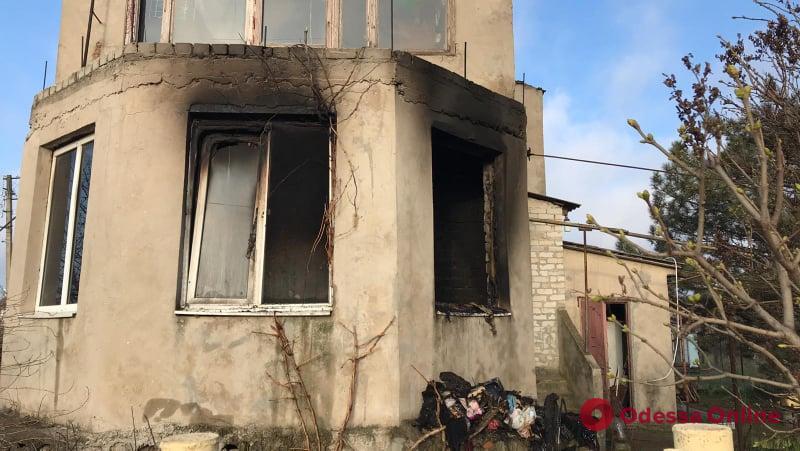Под Одессой во время пожара погибла женщина и пострадал мужчина