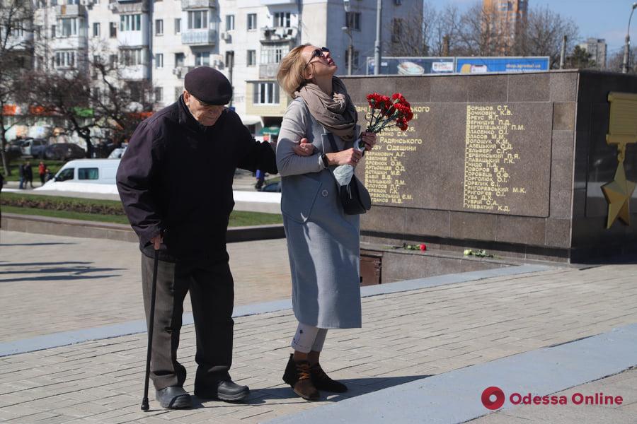 В Одессе к стеле на площади 10 Апреля возложили цветы (фото)